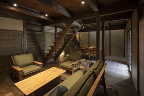 Casa tradicional, 3 habitaciones, cocina, vista al jardín | Área de sala de estar | Televisión de pantalla plana 