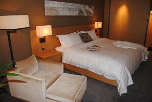 Habitación doble superior | Minibar, caja de seguridad en la habitación y cortinas blackout 