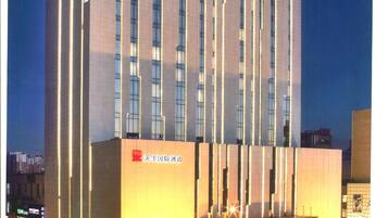 Vista frontal de la propiedad por la tarde o noche