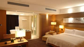 Suite Deluxe | Minibar, caja de seguridad en la habitación y cortinas blackout