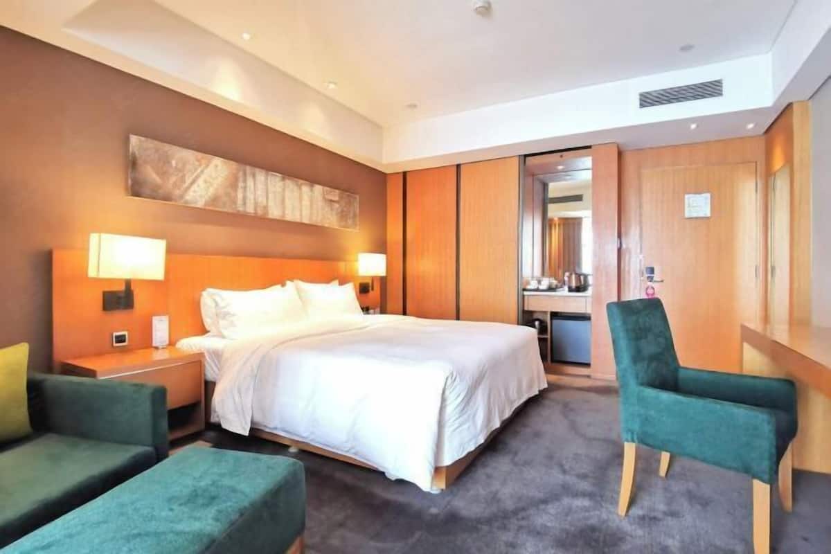 Minibar, in-room safe, blackout curtains, iron/ironing board