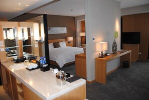 Deluxe-Suite | Minibar, Zimmersafe, Verdunkelungsvorhänge, Bügeleisen/Bügelbrett