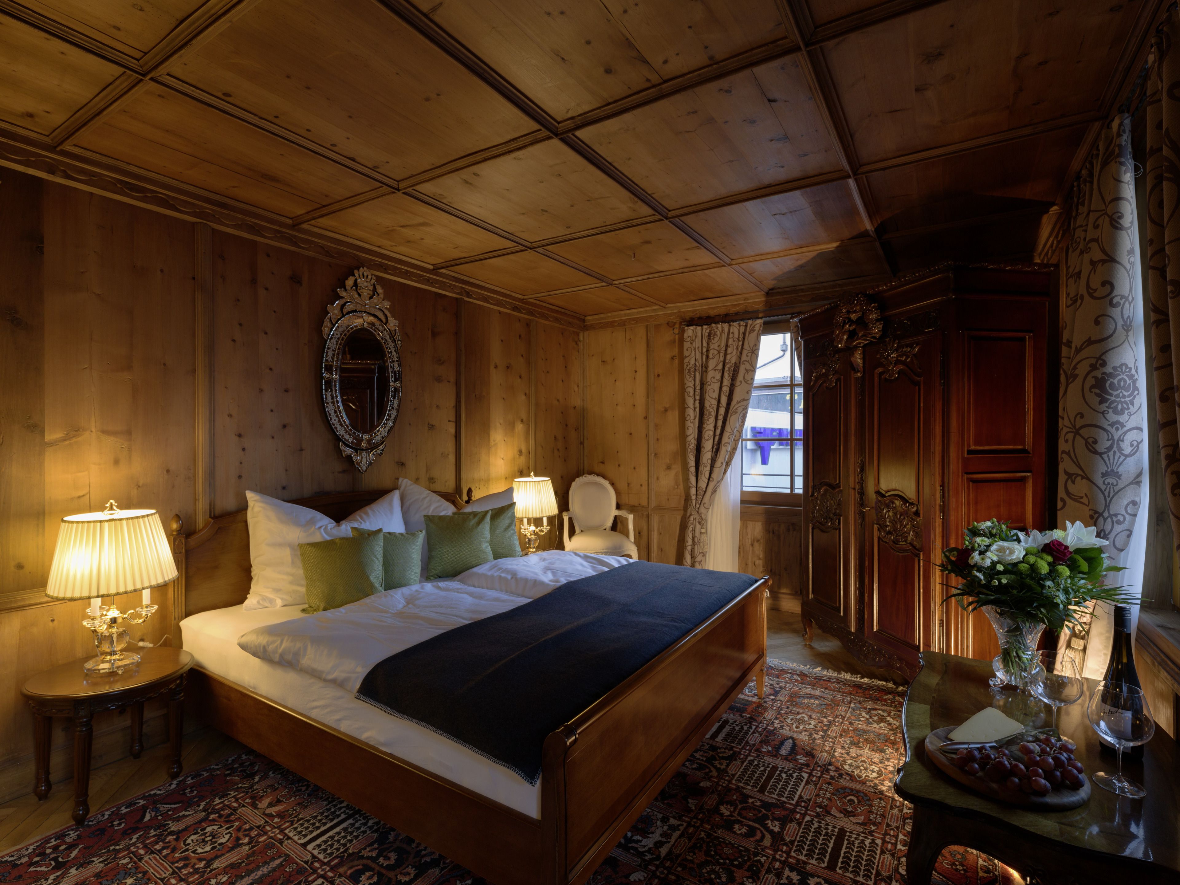 Caja fuerte, escritorio, sistema de insonorización y wifi gratis