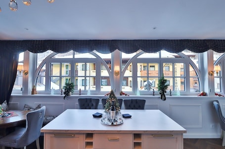 Daily cooked-to-order breakfast (EUR 20 per person)