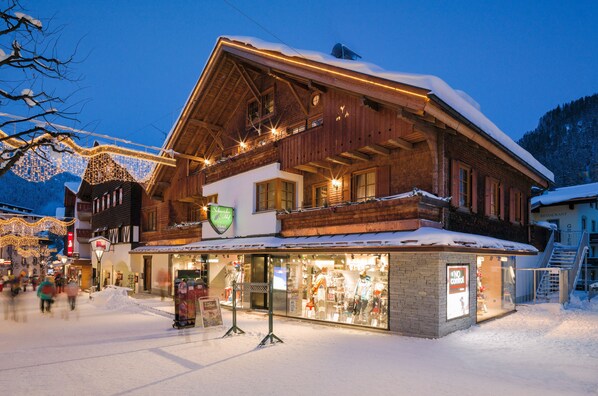 住宿正面 (夜晚)