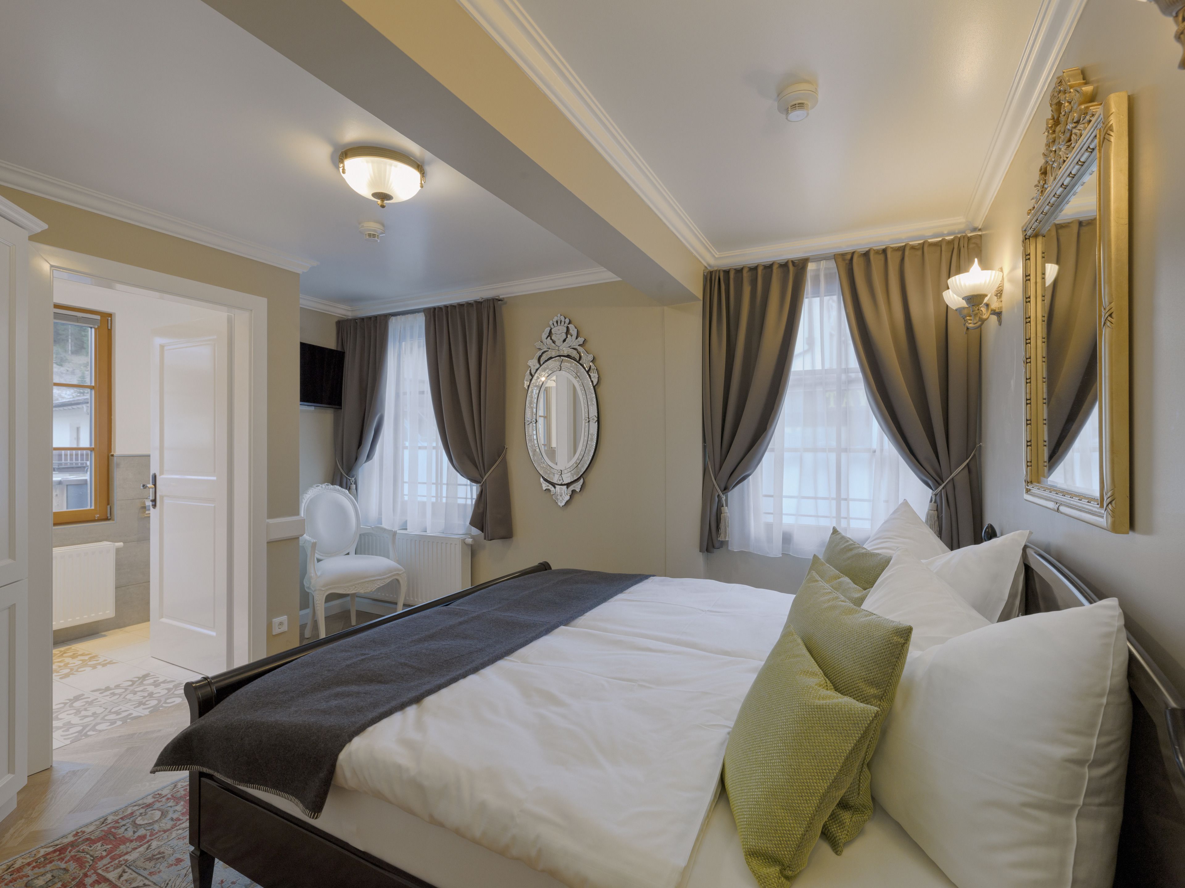 客房内保险箱、办公桌、隔音、免费 WiFi