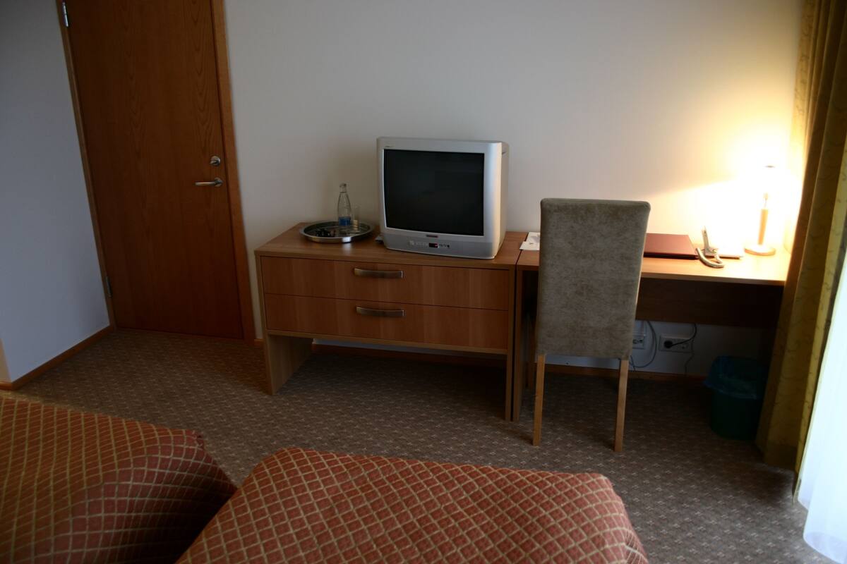 Coffres-forts dans les chambres, bureau, fer et planche Ă repasser