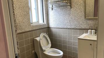 Quarto casal superior | Banheiro | Chuveiro, produtos de toalete grátis, secador de cabelo, chinelos