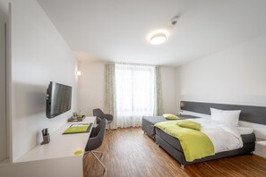 Kahden hengen comfort-huone (yksi tai kaksi sänkyä) (Kitchenette on request) | Työpöytä, pimennysverhot, äänieristys, ilmainen Wi-Fi