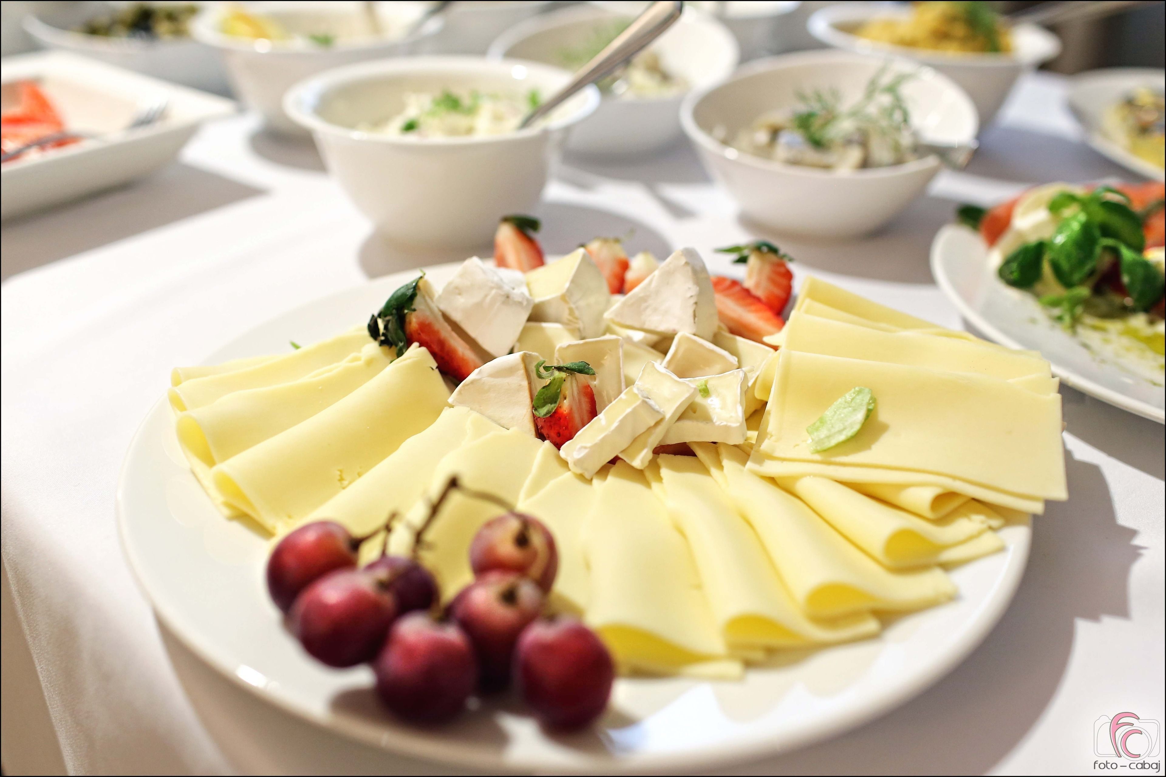 Una mesa con diversos platos, incluyendo un plato de queso y uvas.