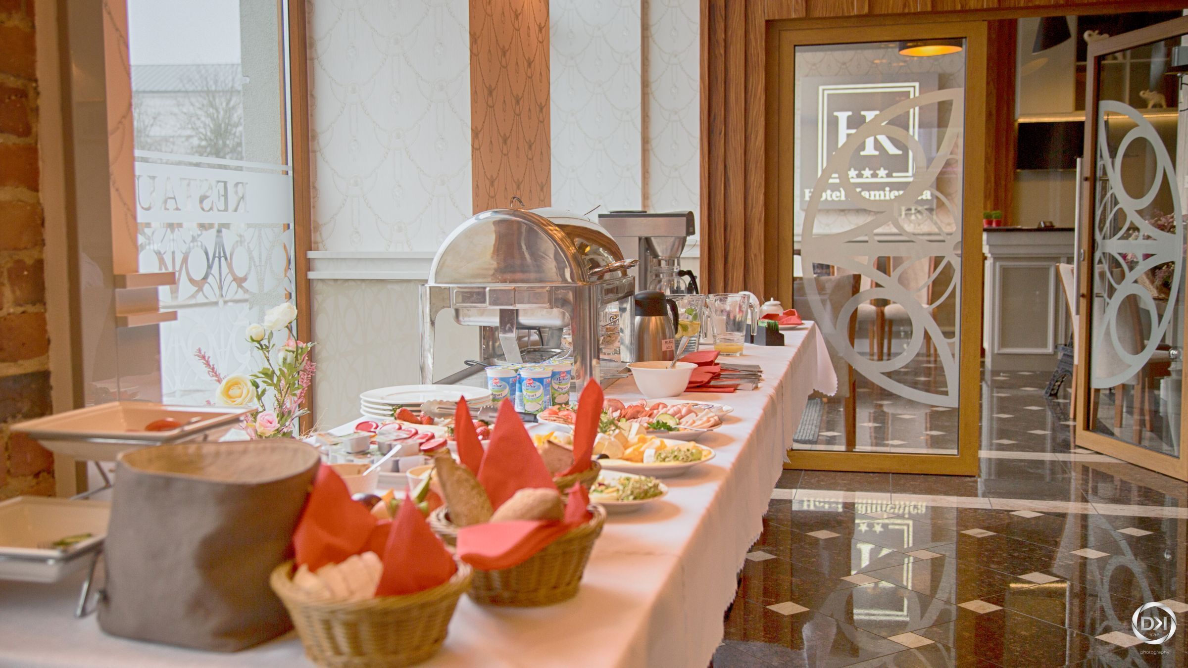 daily buffet breakfast (pln 30 per person)