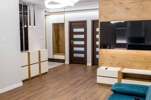 高级公寓, 2 间卧室, 简易厨房 | 客厅 | LED 电视