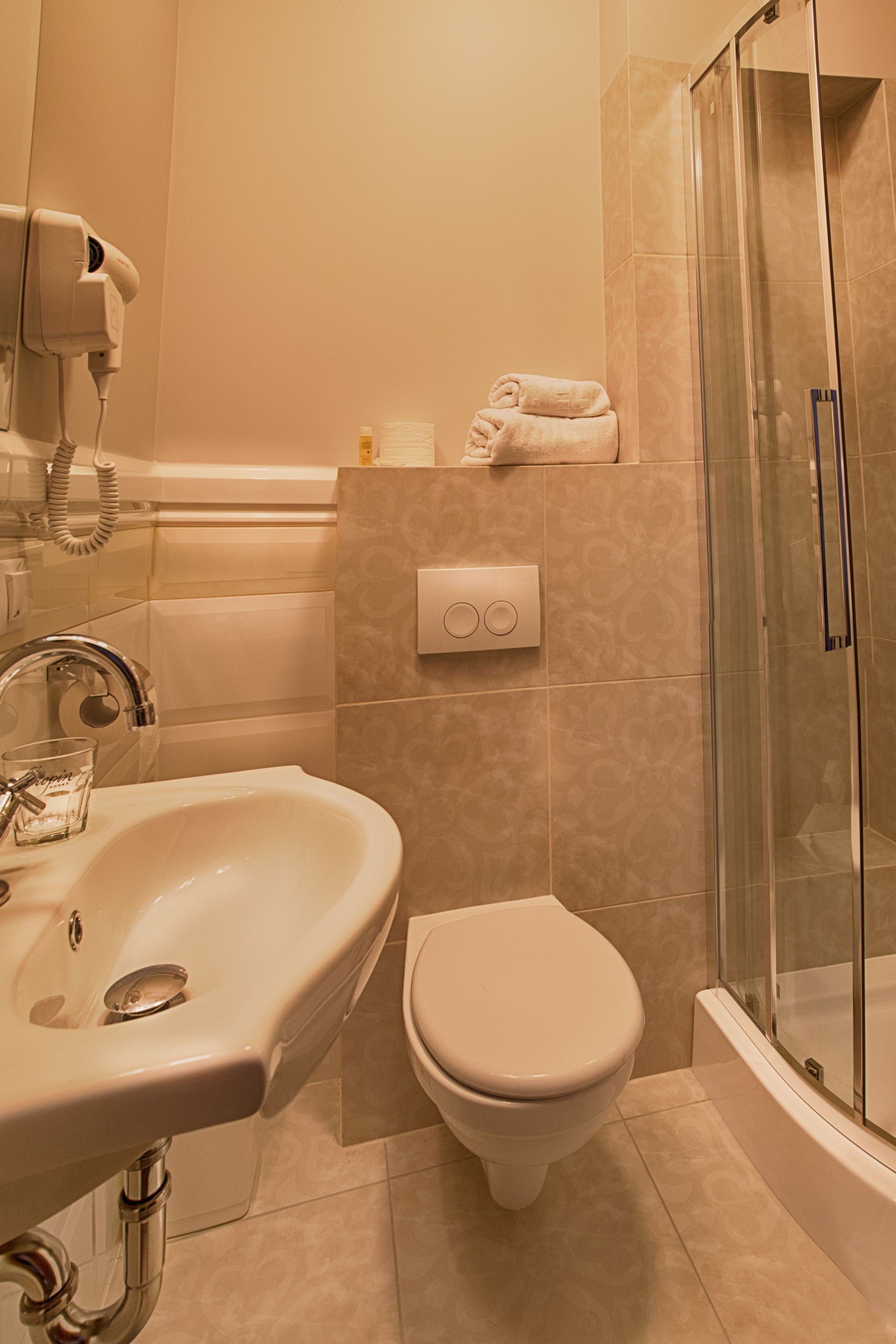 Ein Badezimmer mit Waschbecken, Toilette und Duschkabine.