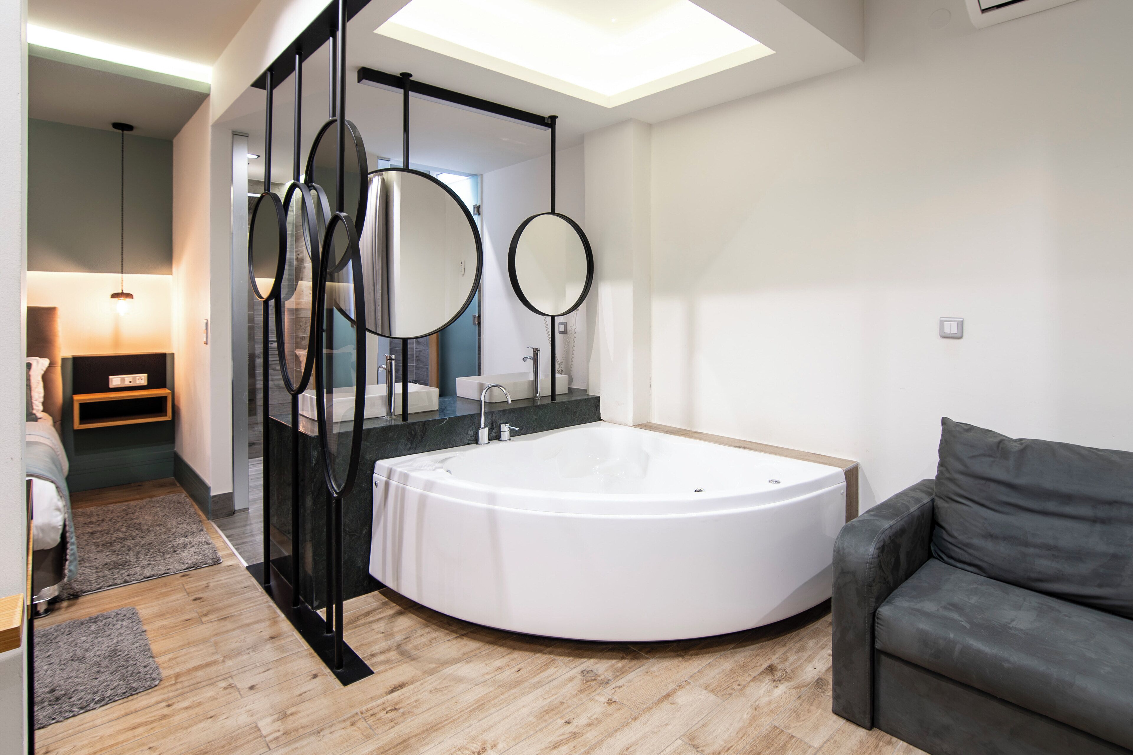 Ein modernes Badezimmer mit einer freistehenden Badewanne, einer Duschkabine aus Glas und einem großen Spiegel.