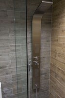 Ducha, artículos de tocador gratuitos, secador de pelo, toallas