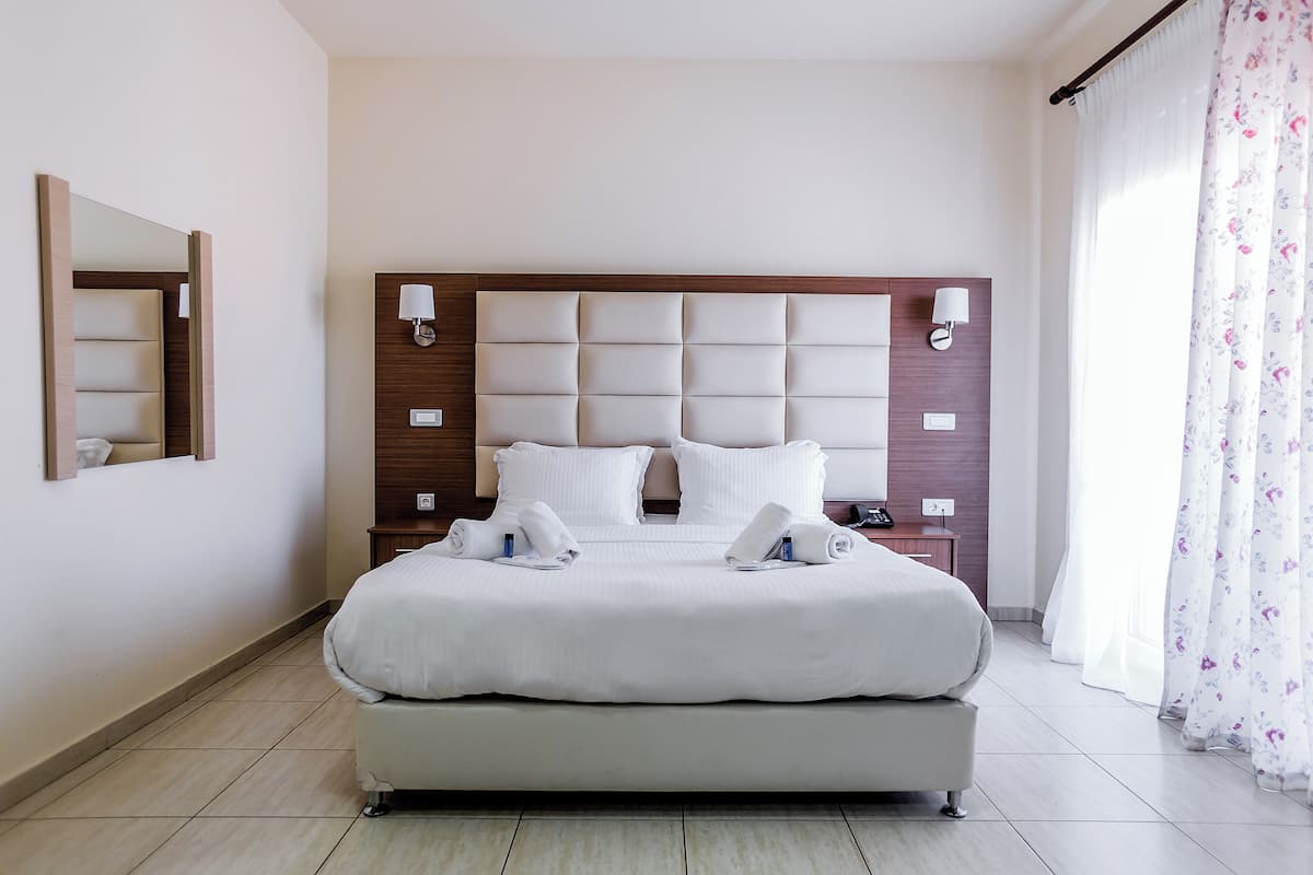 Standard-Doppelzimmer | 1 Schlafzimmer, Zimmersafe, schallisolierte Zimmer
