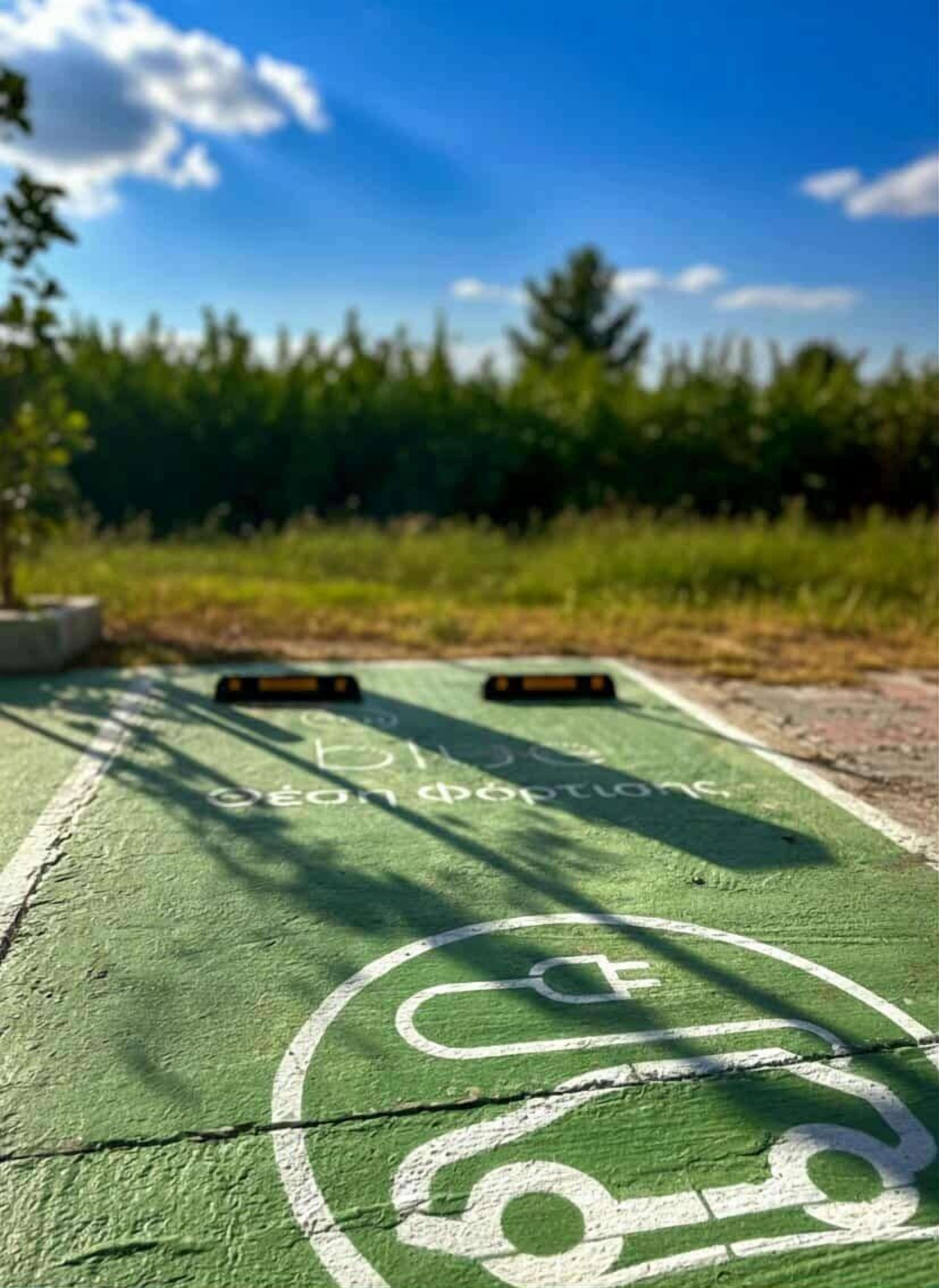 Eine grüne Fahrradspur mit weißem Fahrradsymbol und der Aufschrift 'Cycle Route' auf dem Boden.