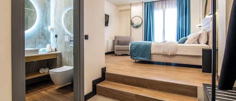 Suite | In-room safe, soundproofing, iron/ironing board, free WiFi