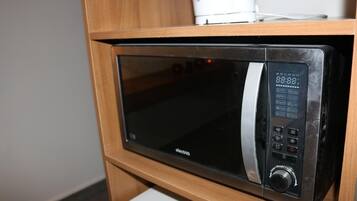 Microondas, cafetera/tetera, tetera/pava eléctrica