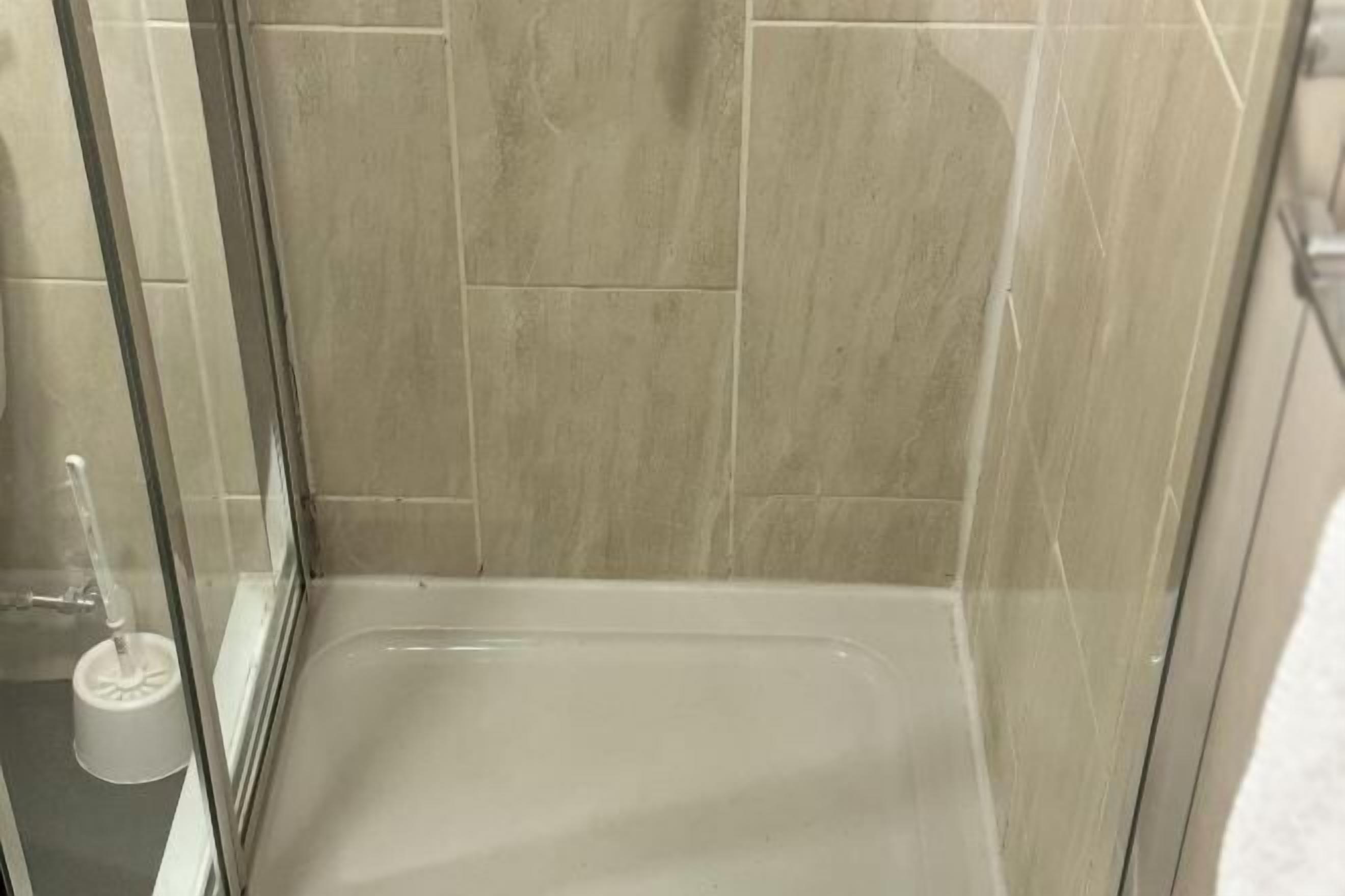 Dusj, toalettartikler (inkludert), hårføner og håndklær