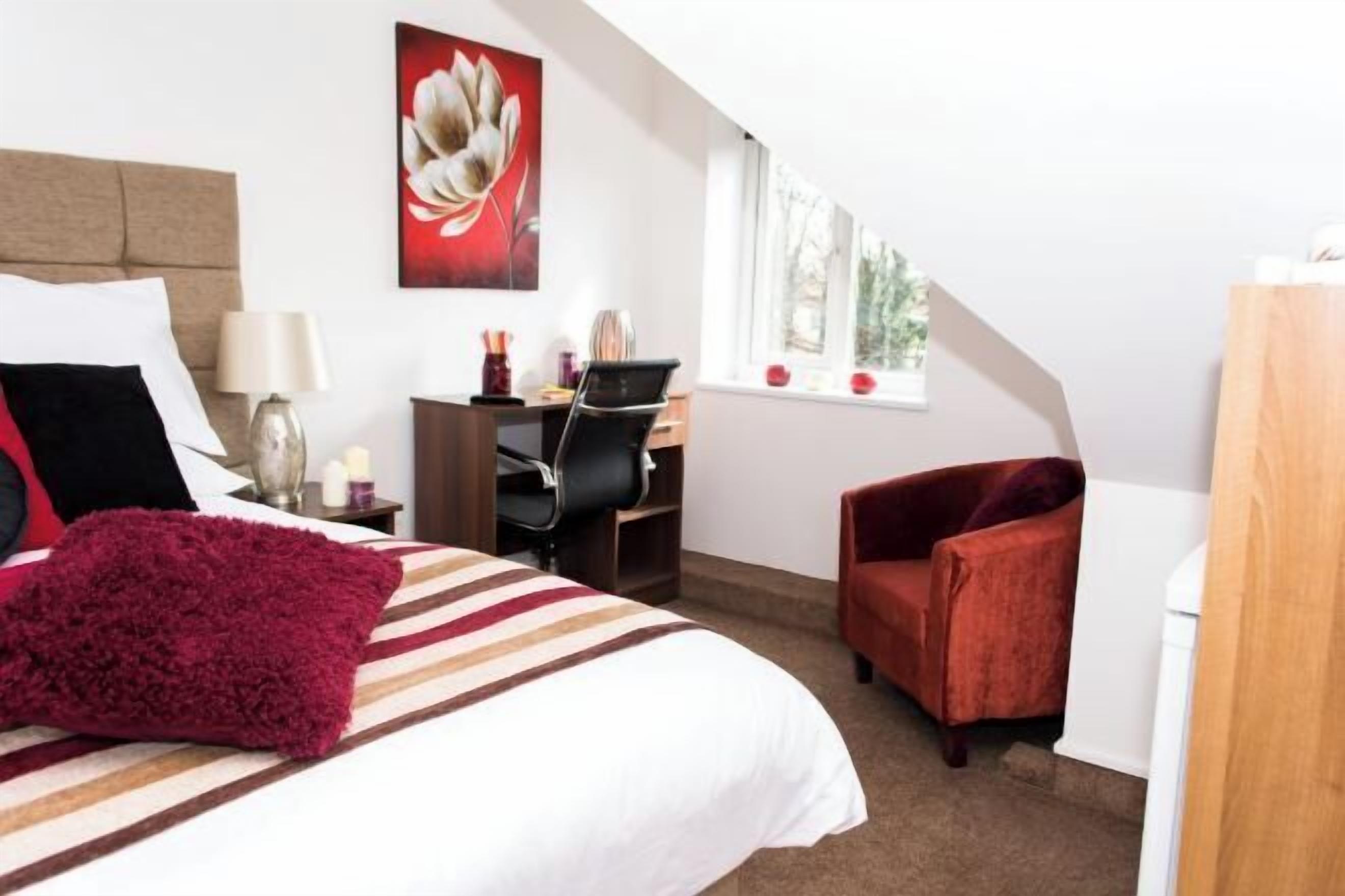 Safe på rommet, skrivebord, lydisolert og strykejern/-brett