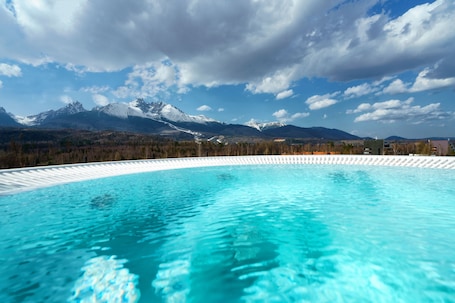 Private spa tub