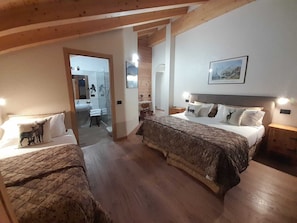 Family Room (5 pax) | Soundproofing, free WiFi, bed sheets - Hotel Astoria (Courmayeur)