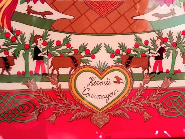 Tarjeta navideña con diseño en forma de corazón, con renos y personas con atuendo festivo.
