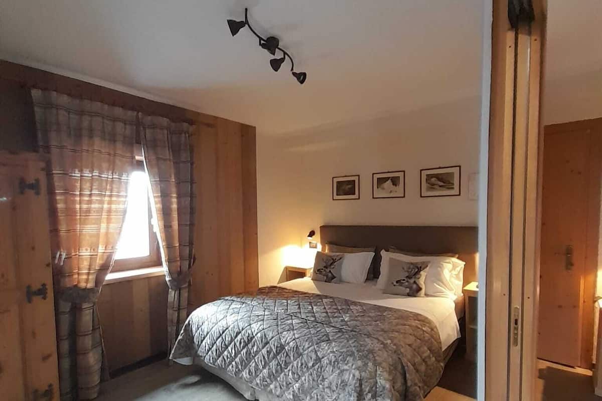 Soundproofing, free WiFi, bed sheets