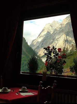 Petit déjeuner buffet (25 EUR par personne)