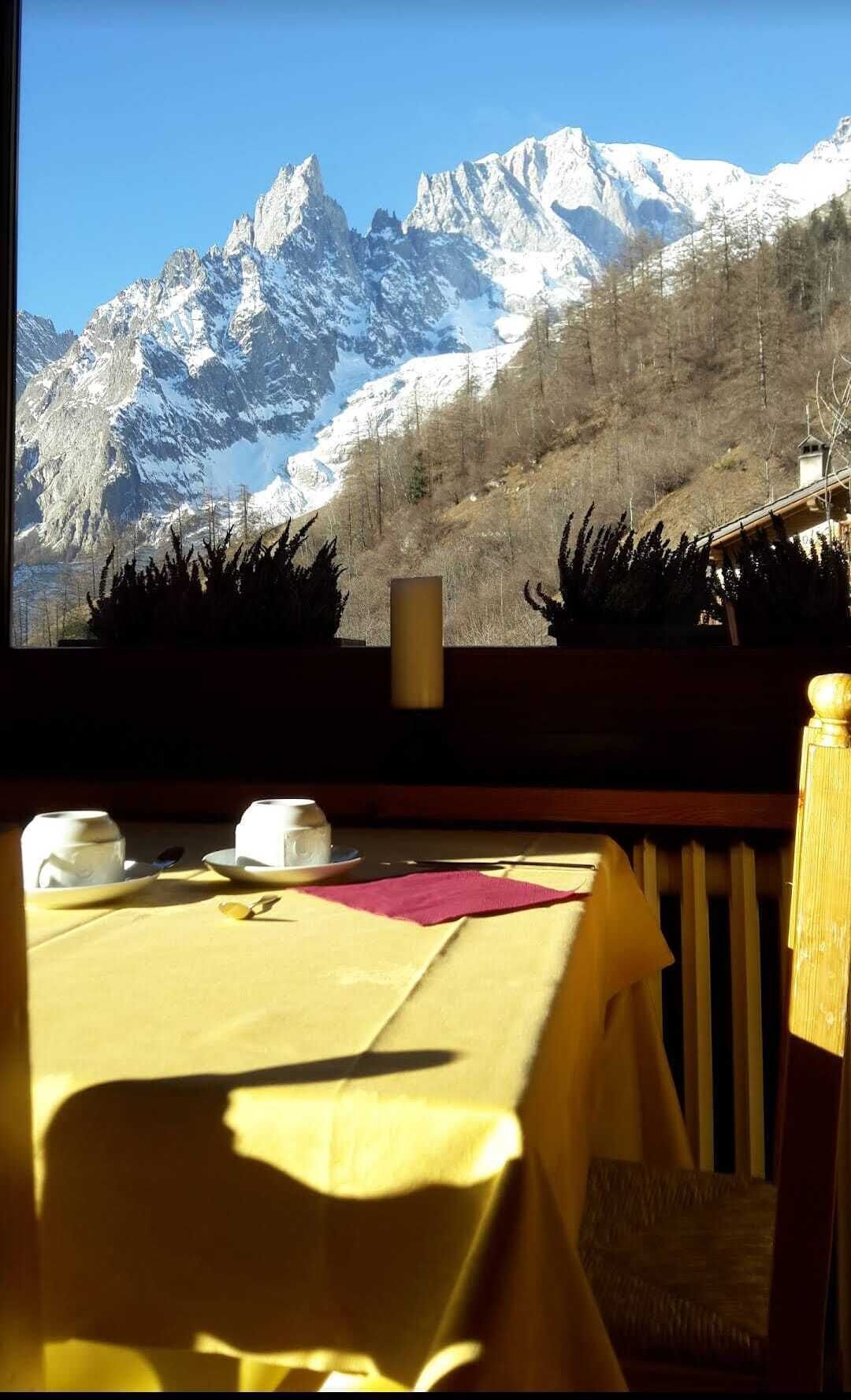 朝食 (ビュッフェ)、毎日提供 (1 名様 25 EUR)