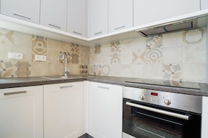 Full-sized fridge, oven, stovetop, dishwasher - Wawel Apartments Sarego Residence by Amstra (Kraków)