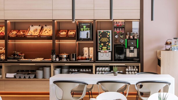 Un buffet de petit-déjeuner proposant une variété d’aliments et un coin café.