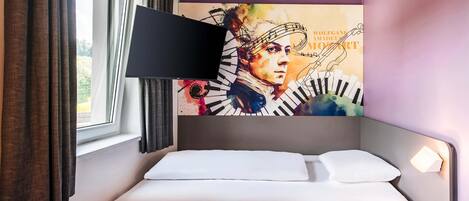 Bàn, màn/rèm cản sáng, phòng cách âm