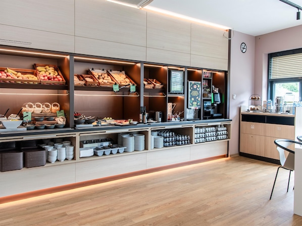 Daily buffet breakfast (EUR 13.9 per person)