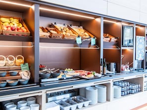 Petit déjeuner buffet (13.9 EUR par personne)