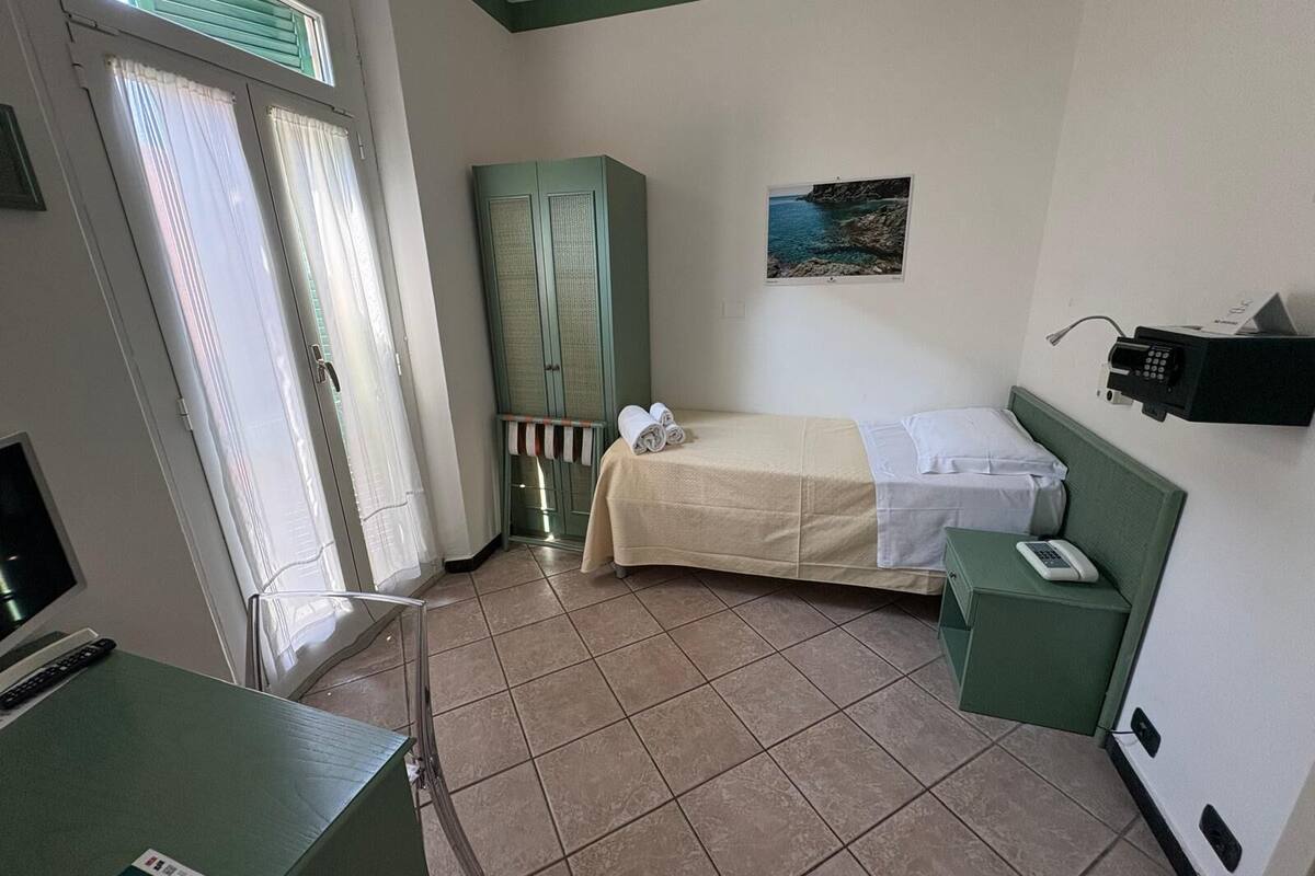 Single Room, 1 Twin Bed | Minibar, in-room safe, desk, WiFi (free)