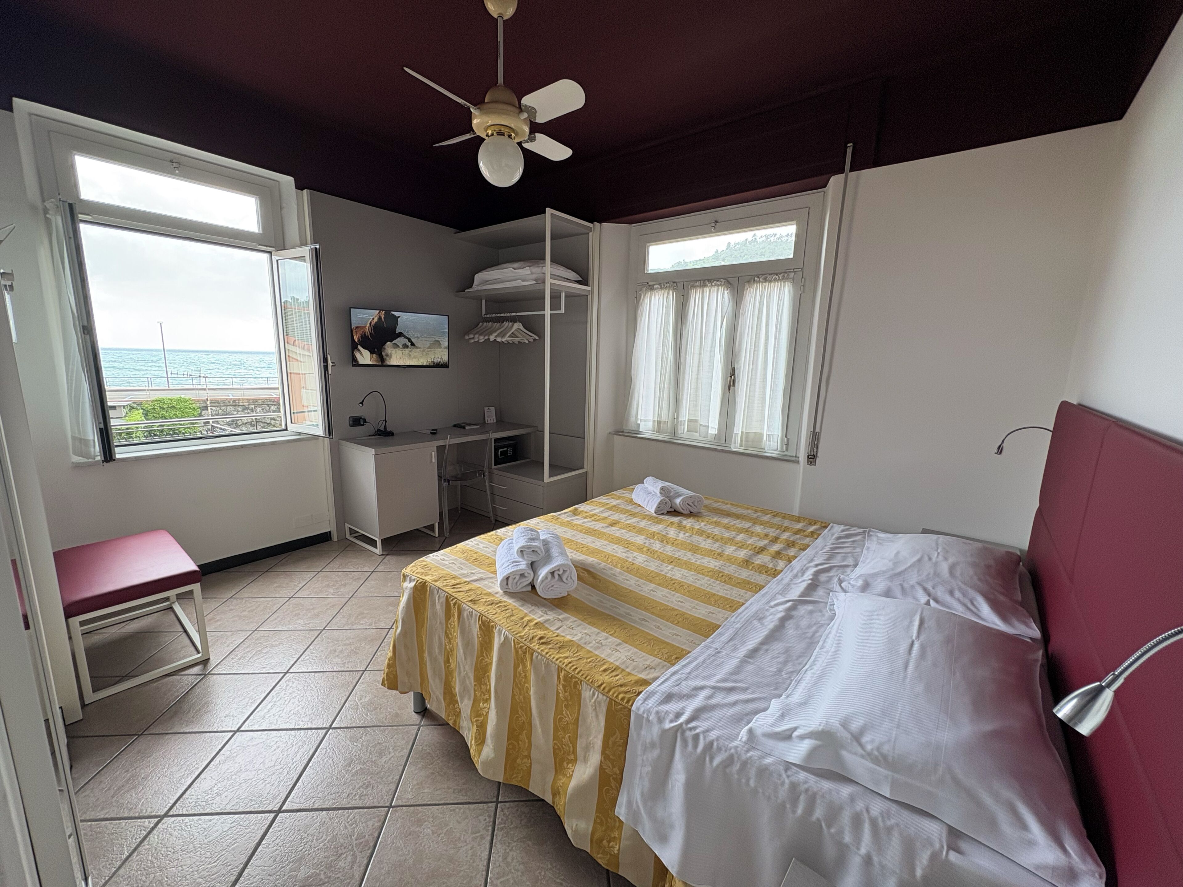 Camera Deluxe vista mare con letto matrimoniale o 2 letti singoli | Minibar, in-room safe, desk, WiFi (free)