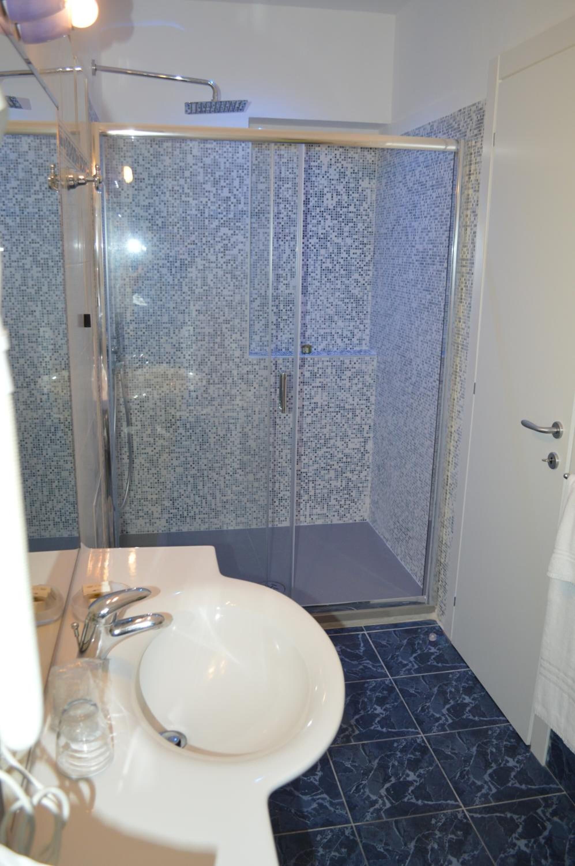 shower, free toiletries, bidet, towels