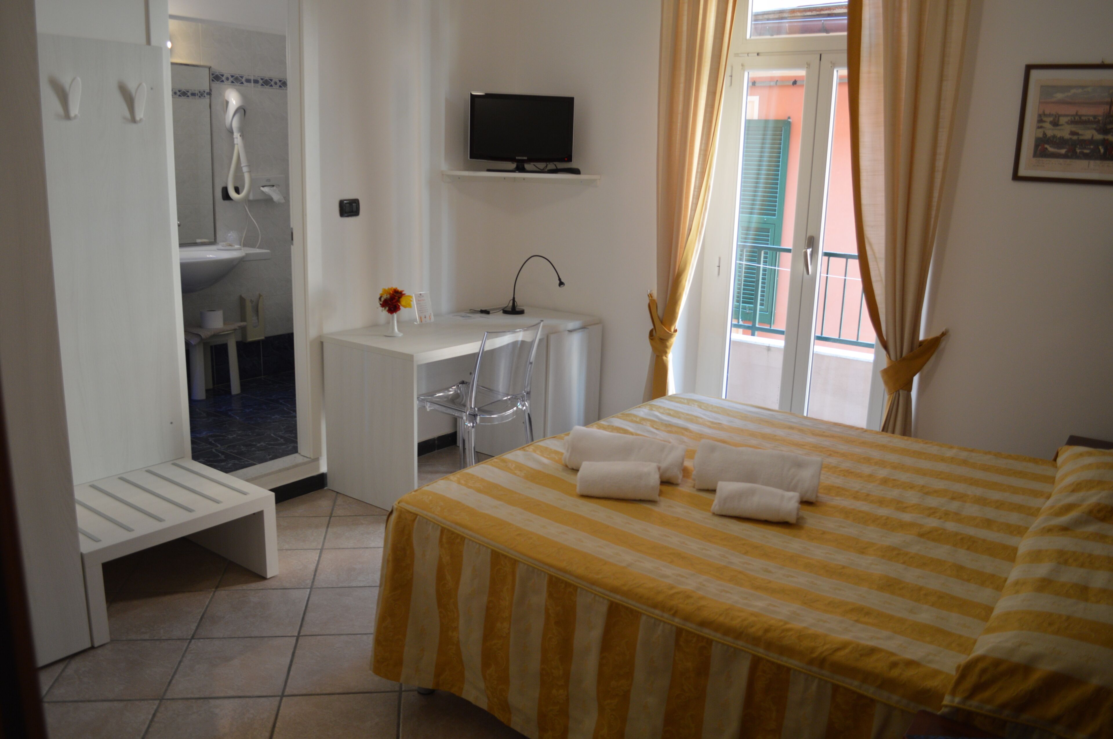 Minibar, in-room safe, desk, free WiFi