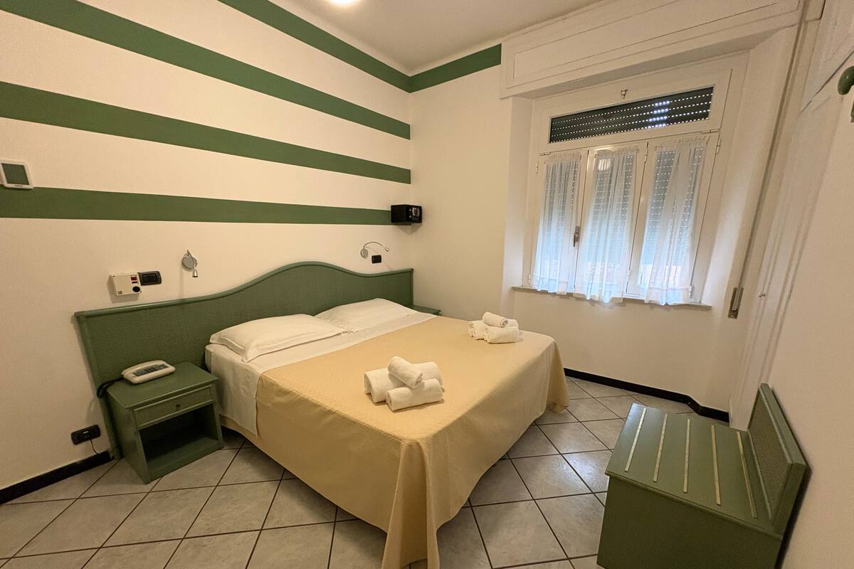Classic Double or Twin Room | Minibar, in-room safe, desk, WiFi (free)