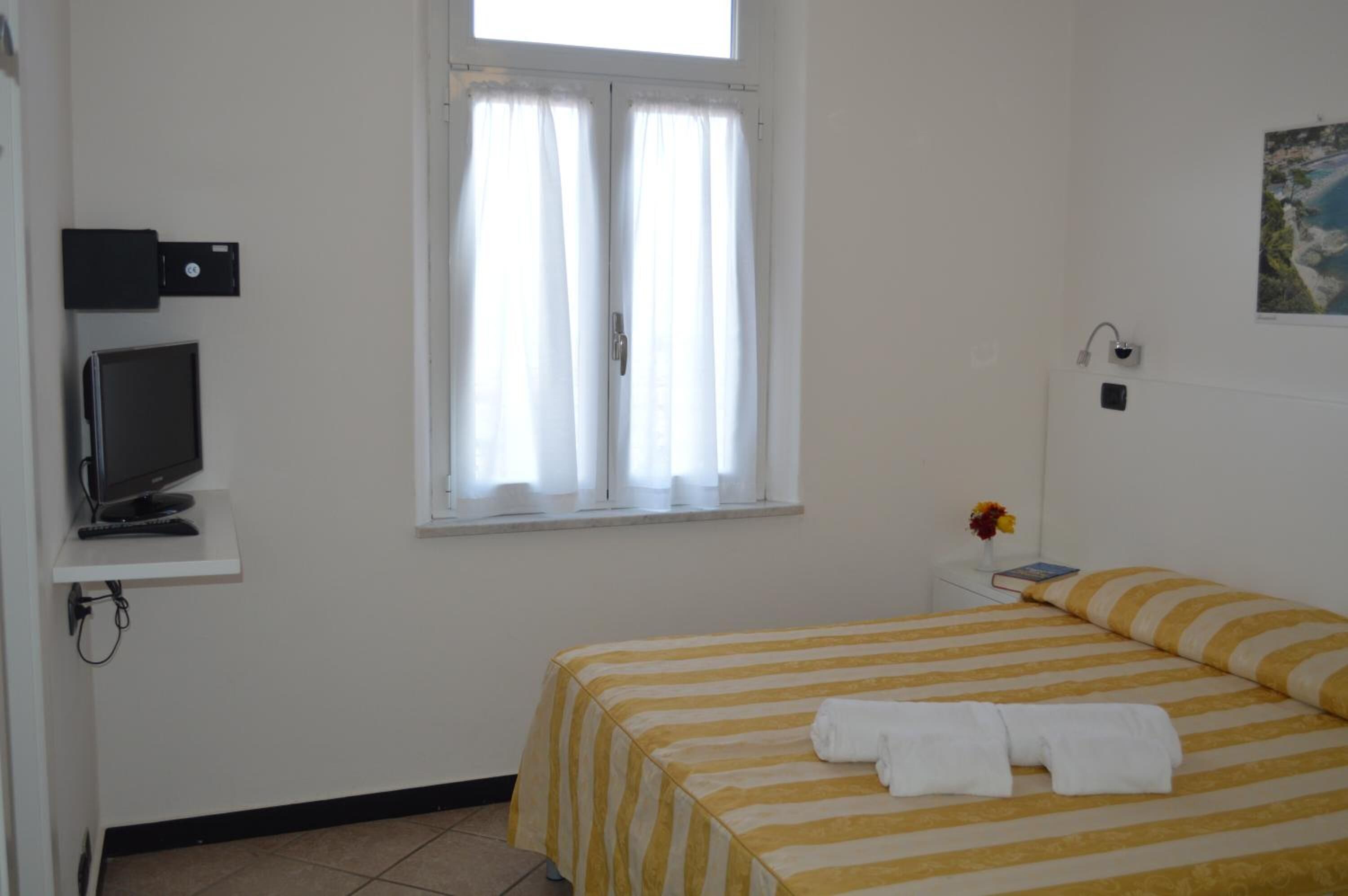 Minibar, in-room safe, desk, free WiFi
