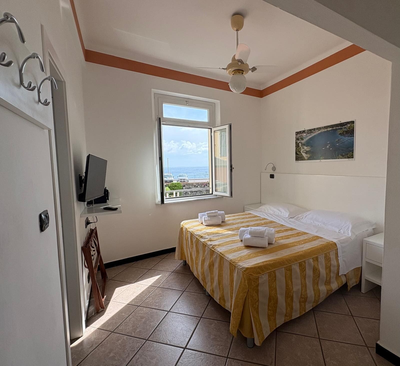 Camera Deluxe vista mare con letto matrimoniale o 2 letti singoli | Minibar, in-room safe, desk, WiFi (free)