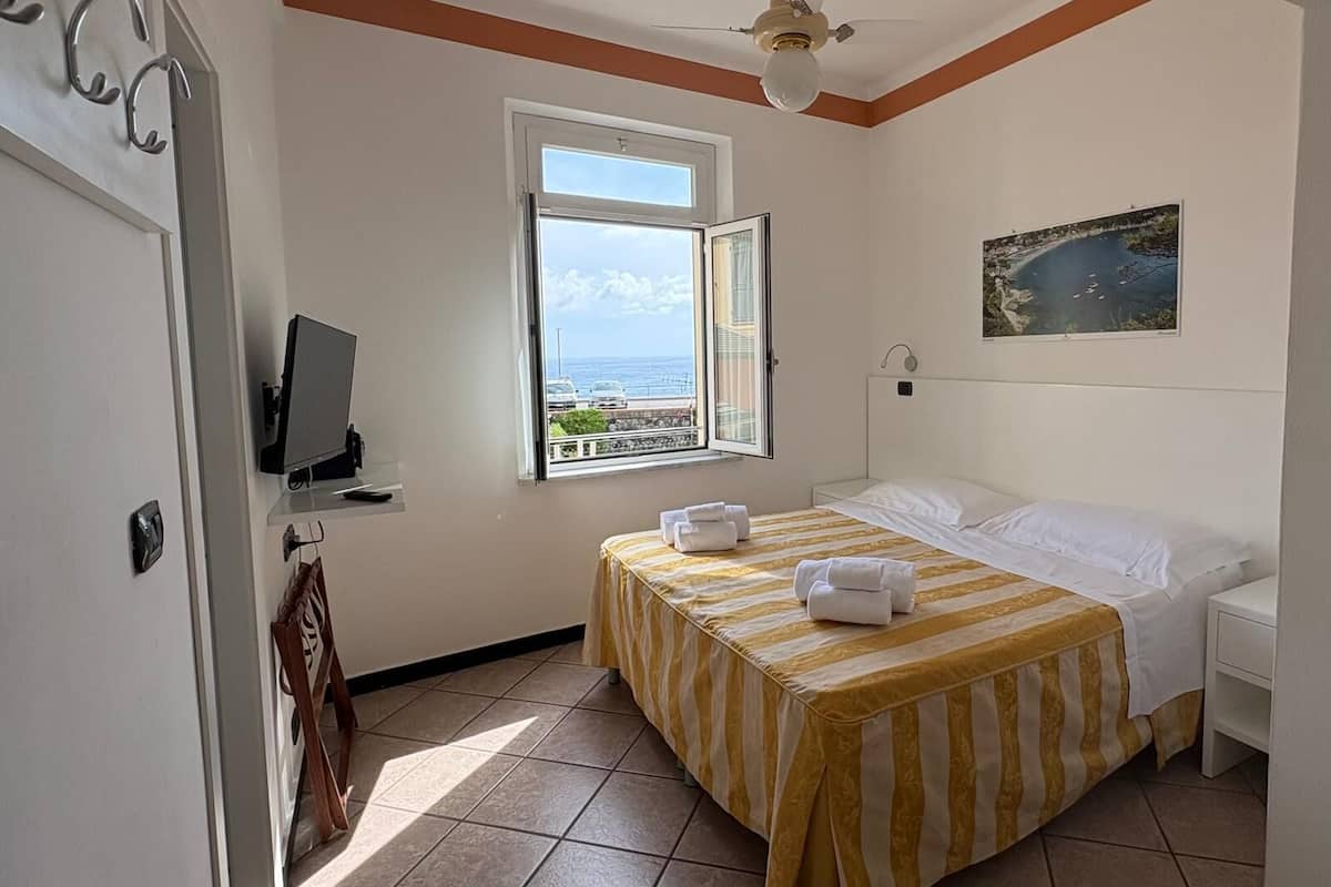 Camera Deluxe vista mare con letto matrimoniale o 2 letti singoli | Minibar, in-room safe, desk, WiFi (free)