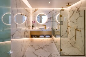 Honeymoon Suite, outdoor Tub | Bathroom | Shower, jetted tub, free toiletries, hair dryer - Aura Suites (Santorini)