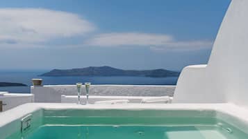 Executive Studio Suite, Heated Tub | Jetted bathtub
