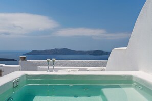 Executive Suite, outdoor Tub | Hochwertige Bettwaren, Minibar, Zimmersafe, schallisolierte Zimmer