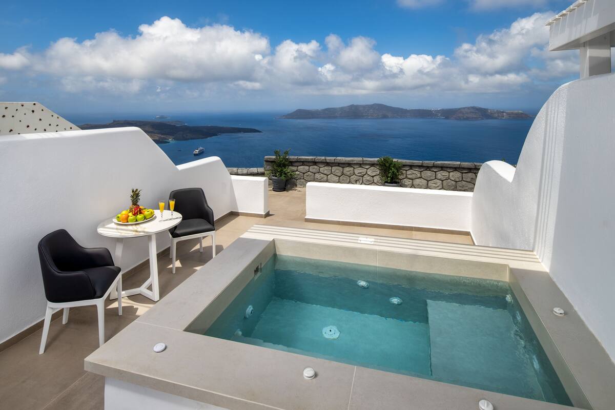 Executive Suite, outdoor Tub | 고급 침구, 미니바, 객실 내 금고, 방음 설비