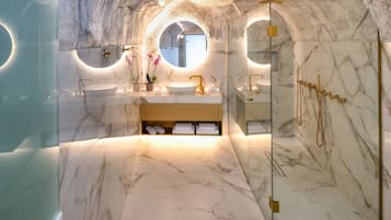 Honeymoon Suite, Heated Tub, Sea View | Bathroom | Shower, jetted bath, free toiletries, hair dryer