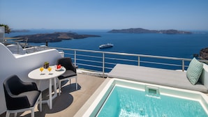 Une terrasse sur le toit avec une piscine, un espace salon et une table où sont servis des boissons.